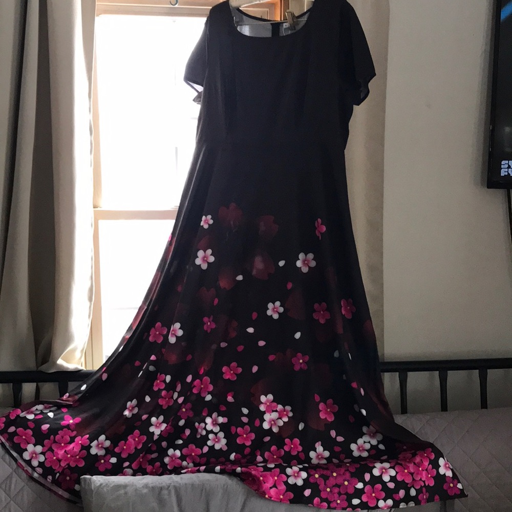 Beautiful, never worn dress. Xl